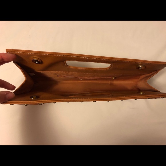 Tan clutch. - Picture 3 of 4